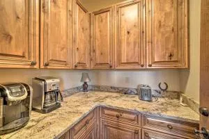 Stunning Ski-InandSki-Out Penthouse Condo with Hot Tub - Cameron