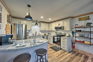 1 Mi to Ski! Condo w Indoor Pool in Beech Mtn
