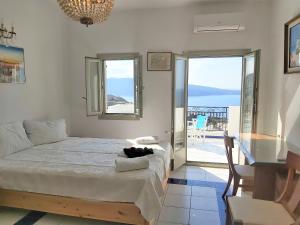 Triple Room Sea & Sunset View room in Ether Sunset Oia