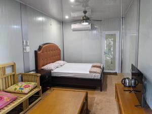 Private Rooms with International Airport View