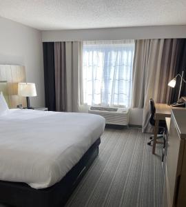 King Room - Non-Smoking room in Country Inn & Suites by Radisson Merrillville IN