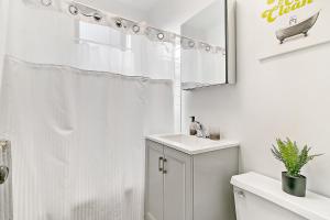 Furnished 1BR Apt with Natural Light & King Beds - LarchmontREP