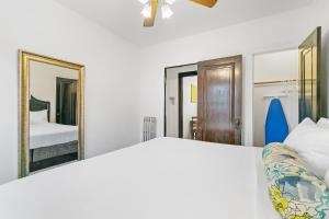 Furnished 1BR Apt with Natural Light & King Beds - LarchmontREP