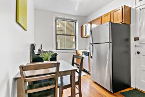 Furnished 1BR Apt with Natural Light & King Beds - LarchmontREP