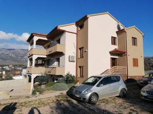 Ferienwohnung-Roncevic-nur-50-m-vom-Meer