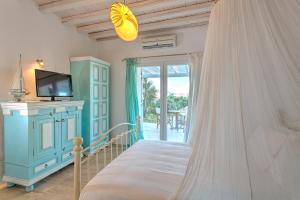 Kanalia Villa Sleeps 10 with Pool and Air Con Myconos Greece