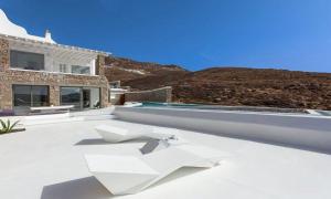 Ano Mera Villa Sleeps 8 with Pool and Air Con Myconos Greece