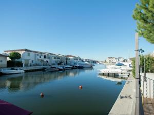 Villas Modern Villa near Sea in Aigues Mortes with Balcony Terrace : photos des chambres