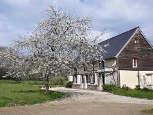 Maisons de vacances Pleasant Holiday Home in Isigny Le Buat with Garden : photos des chambres