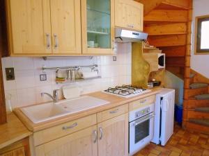 Chalets Chalet in La Lechere near Ski Lift : photos des chambres