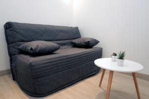 C005-Studette au centre Cannes