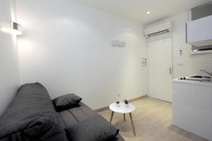 C005-Studette au centre Cannes