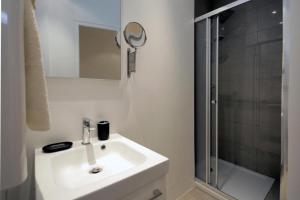 C005-Studette au centre Cannes