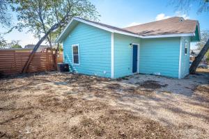 Two-Bedroom House room in Cozy Remodeled 2br-1ba Near Downtown