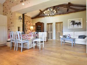 Maisons de vacances Lavish Home in Montferrand du P rigord Aquitaine with Pool : photos des chambres