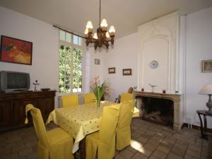 Maisons de vacances Alluring Holiday Home in Valognes with Garden : photos des chambres