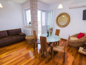 Apartment in Murter with Pool & Bubble Bath