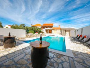 Charming Villa in Poli nik with Swimming Pool