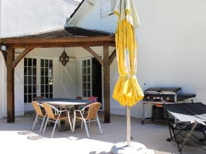 Maisons de vacances Holiday home in Dun les Places with private pool : photos des chambres