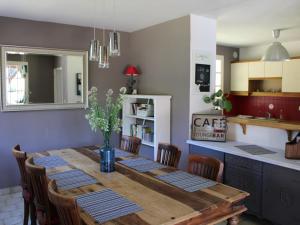 Maisons de vacances Holiday home in Dun les Places with private pool : photos des chambres