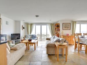 Modern Holiday Home in Wisemans Bridge with Patio