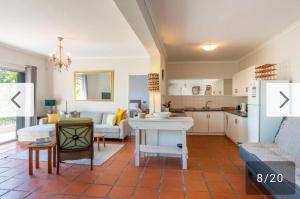 Roomy, quiet flatlet at the top of Camps Bay