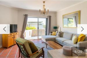 Roomy, quiet flatlet at the top of Camps Bay