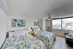 Studio Apartment room in Hawaiian Monarch - Ocean-View Studio - Pool & Gym Hotel Room