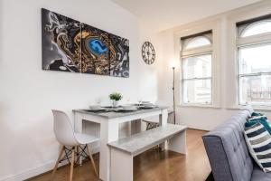 Apartment room in Superb Location Lovely and Bright 2 Bed