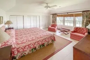 Coral Sea private beachfront panorama with infinity pool - Saint George