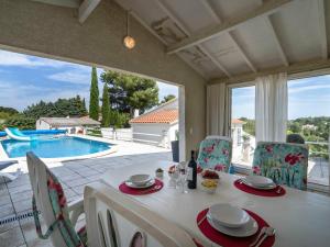 Villas Alluring Villa in Pouzols Minervois with private swimming pool : photos des chambres