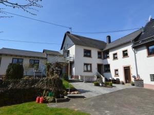 Spacious Farmhouse in uxheim with Garden