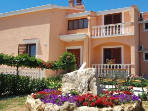 Spacious apartment with garden