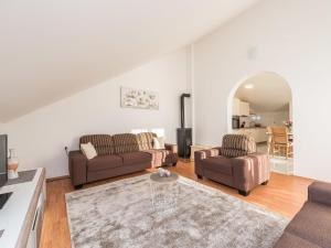 Spacious first floor apartment with common garden BBQ and children s play area