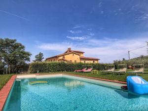Spacious Holiday Home in Castelfranco di Sopra with Pool