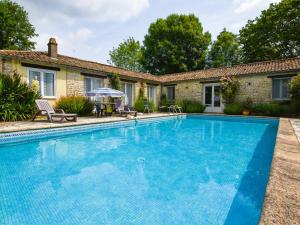 Cozy Holiday Home in Souvigne with Private Pool