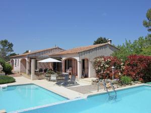 Villas Gorgeous Villa in Bagnols en For t with Swimming Pool : photos des chambres