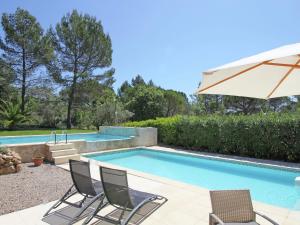 Villas Gorgeous Villa in Bagnols en For t with Swimming Pool : photos des chambres