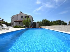 Charming Villa with Pool in Zbandaj