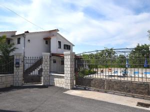 Charming Villa with Pool in Zbandaj