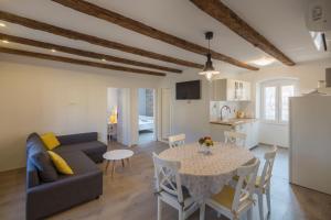 Apartments Bepi Komiza