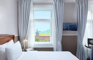 Standard Double Bed with Kremlin View room in MIRROS Hotel Moscow Kremlin (ex. Veliy)