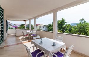 Apartman Iva-family holiday 250 m from pebble beach 