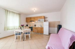 Apartman Iva-family holiday 250 m from pebble beach