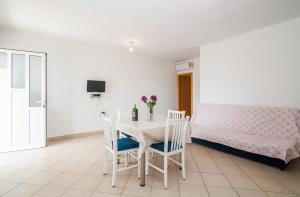 Apartman Iva-family holiday 250 m from pebble beach