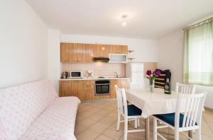 Apartman Iva-family holiday 250 m from pebble beach