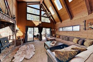 Two-Bedroom House room in Gem of the Lake - Lovely Cabin Near Beach & Slopes home