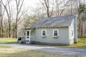 Camelback cottage - on ONE ACRE & near local attractions - Scotrun