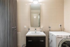 Lucy by Quokka 360 - a stones throw from the station