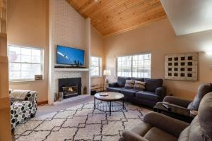 Two-Bedroom Apartment room in 9 Vail Road #13